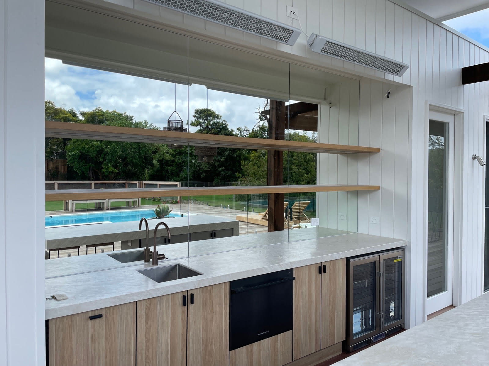 outdoor mirrored splashback